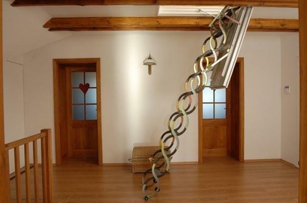 Zaťahovací rebrík do druhého poschodia umožňuje úsporu miesta v miestnosti