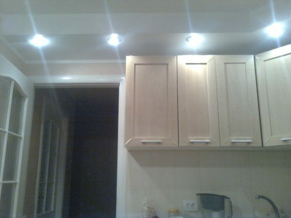 Glavni razsvetljave v kuhinji s točko realizirana LED luči v strop.