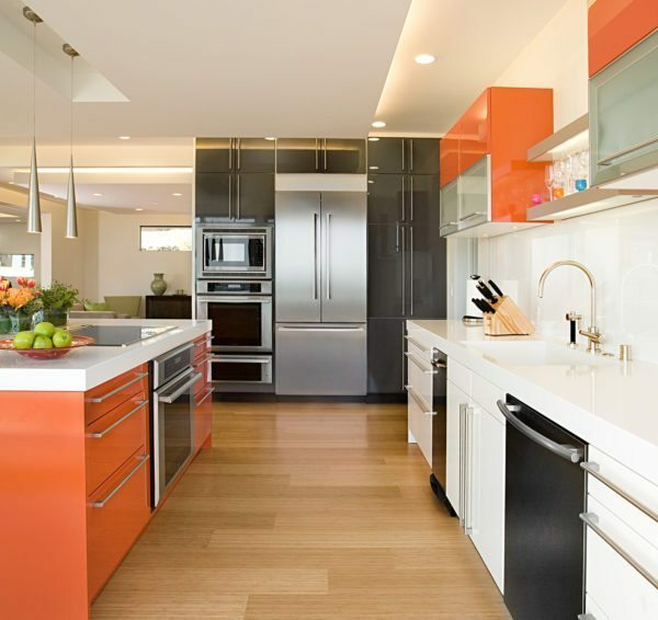 et stort område af køkken design ophæver ikke reglen af ​​trekanten: vask, komfur og køleskab - inden for en lille trekant til nem madlavning.
