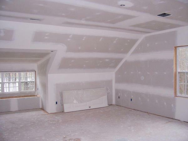 Finishing of plasterboard mansard: floor covering, photo