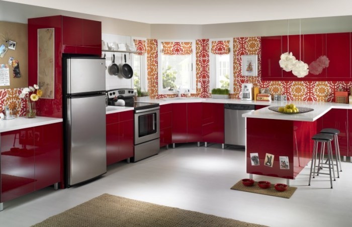 Piros konyha: lakberendezés és a kombináció fehér és fekete színben