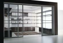 Moderne-Schrank-mit-Teppich-und-Glas-Schiebetüren