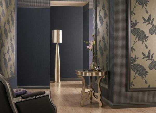 Wallpaper dark colors for the hallway is well combined with wallpaper light colors, which will help to hide the unevenness of the walls