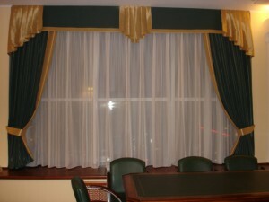 Het ontwerp van het venster gordijnen, naaien: zonwering, gordijnen in de kast interieur, kleine kamer