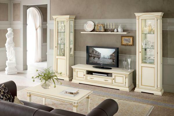 Če se odločite, da poskrbi za dnevno sobo v klasičnem slogu, potem je bolje, da bodite pozorni na kakovostno pohištvo, ki je narejen v Italiji