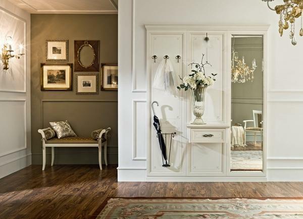 Mobilier hol în stil clasic: consola și cabinet, fotografie coridor coupe Italia, candelabru, solid, strălucitor și alb interior