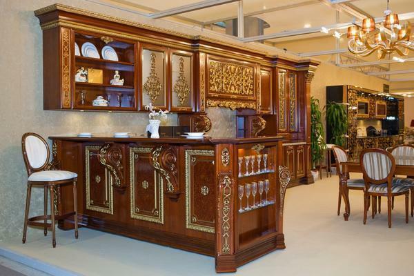 Kjøkken i klassisk stil skal være utstyrt med tremøbler med utskårne dekorasjon elementer