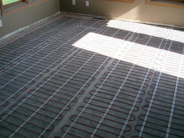 Kabel pemanas lantai dapat diinstal sebagai seluruh ruangan, dan di daerah tertentu
