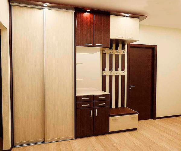 Esquina hall de entrada con armario permitirá lugar cómodo y seguro para guardar tus cosas