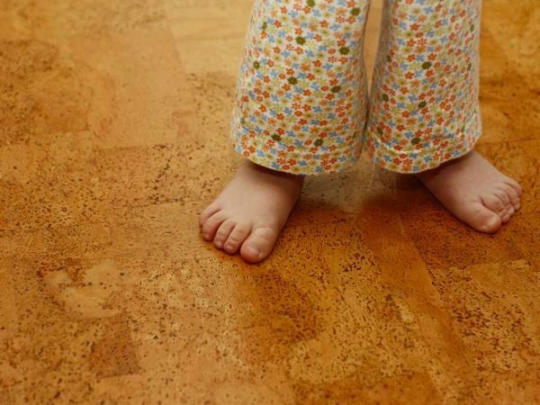 According to the cork floor to walk barefoot is not only warm, but also more pleasant and even helpful