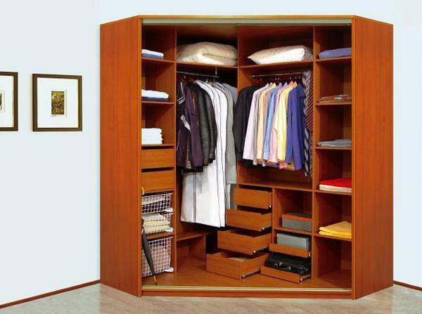 To save space in the dressing room, use drawers and barbells, and you can also allocate space for storing accessories