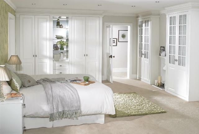Interior do quarto em tons claros Foto: Mobiliário e design, conjunto escuro, a idéia com uma pequena cama, um brilhante acentos