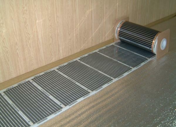 Among the advantages of electric underfloor heating is the long service life and efficiency