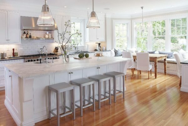 For at kunne opbygge et rummeligt køkken, du har brug for at tage hensyn til indretningen af ​​rummet, skal du vælge en stil og kvalitet materialer.