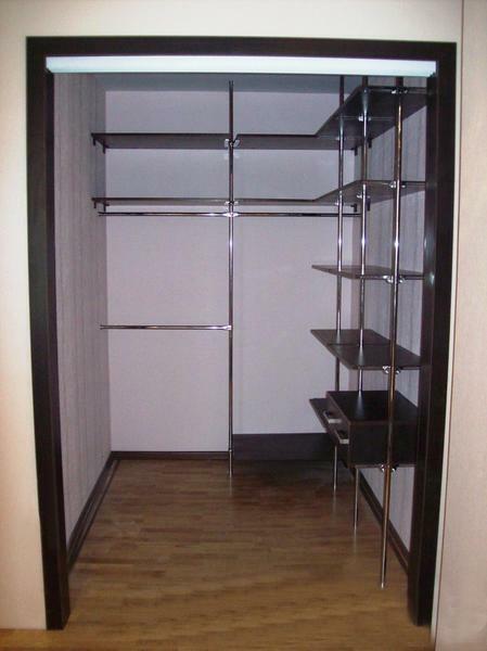 In a small dressing room, you can use open-type structures to avoid blocking the space