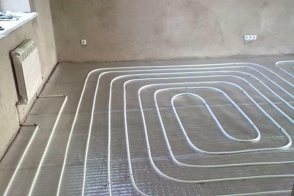 Prieš perkant medžiagas šilto vandens grindų turėtų atlikti reikiamus matmenis kambarį su juostele