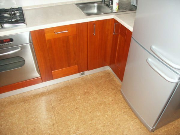 Cork flooring in the kitchen and will smell like wood, not spices, fish or fried onions