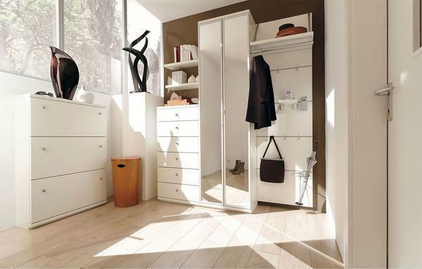 When arranging a small hallway it is recommended to use light shades