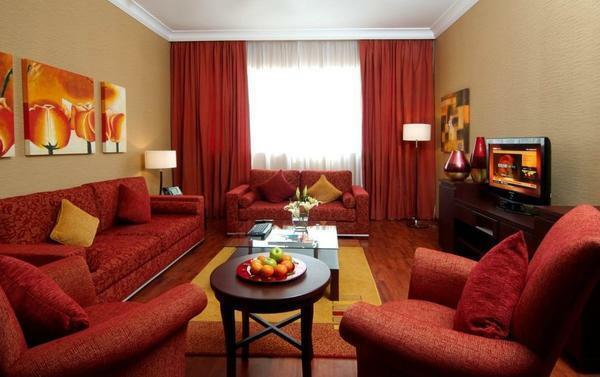 Rode gordijnen: het behang in het interieur van de woonkamer, foto, kastanjebruine in de keuken en de slaapkamer, gordijnen in terracottatinten