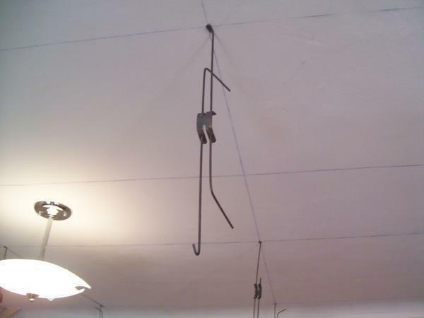 sospensioni speciali per soffitti hanno la forma di barre metalliche collegate ad una molla
