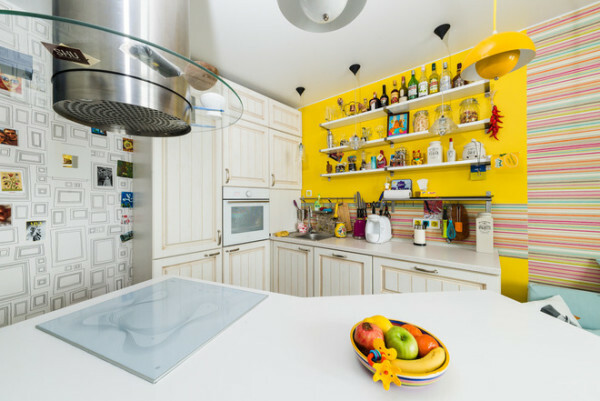 If you do not find a place for nice heart detail in the kitchen, leave a couple of open shelves, which will perform a utilitarian and decorative function