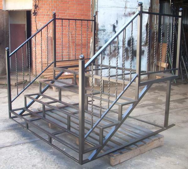 Les escaliers balustrades en métal présentent de nombreux avantages