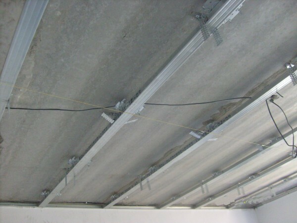 Okvir za nemoteno strop raztegne za nadzor nit.