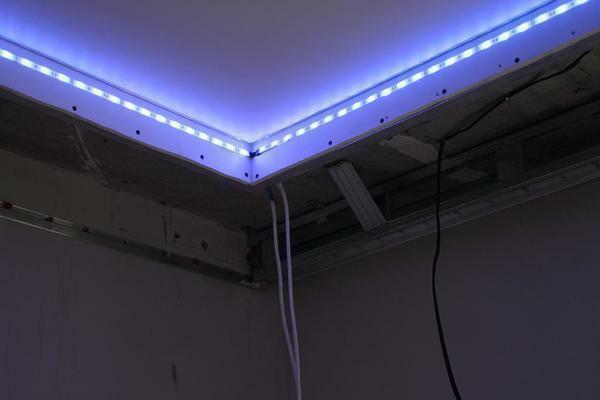 uzun bir servis ömrü ile LED bandı kullanarak bir gerilim tavan aydınlatma oluşturarak çoğu durumda,