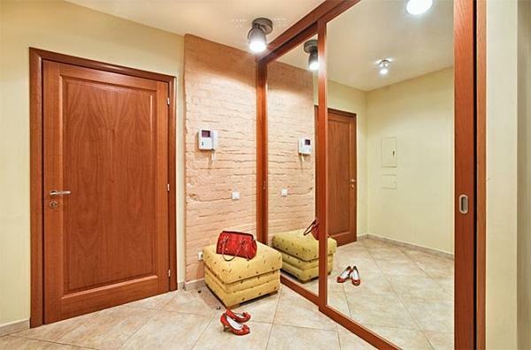 Make the entrance hall cozy and comfortable with high-quality lighting