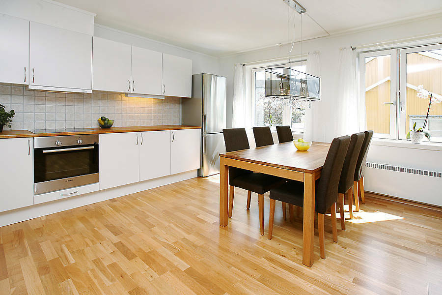 Kjøkken stue: interiør og de kombinerte små mellomrom