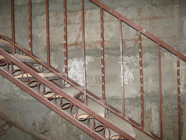 Installation de garde-corps en métal pour les escaliers - le processus est pas des plus faciles