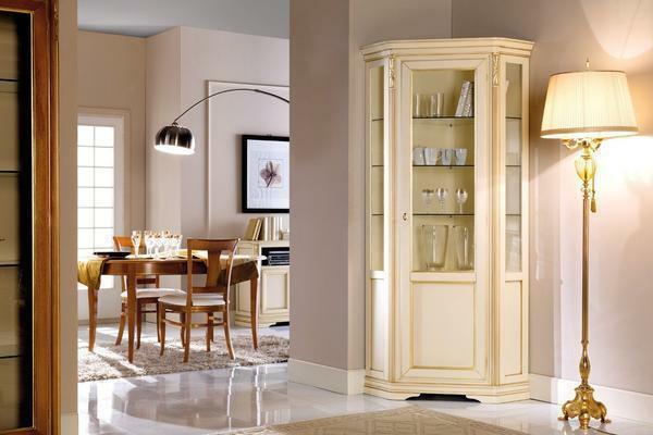 Kotna omara je idealna za manjše dnevne sobe, saj zavzema minimalen prostor