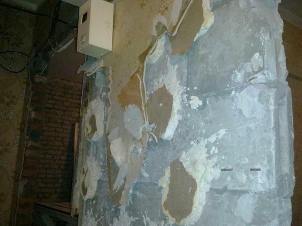 Se, durante lo smantellamento delle vecchie pavimentazione sbriciolato intonaco pareti devono essere livellate con mastice
