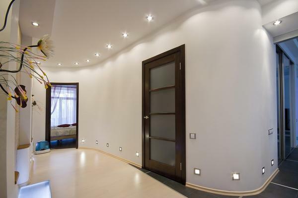 Spotlights ser bra ut i en hall, gjord i stil med minimalism eller modern
