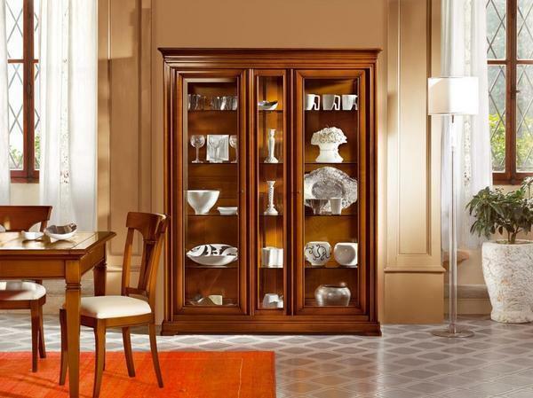 V dnevni sobi, ki v klasičnem stilu, dobro se prilega leseno kredenco narejeno iz hrasta ali oreha