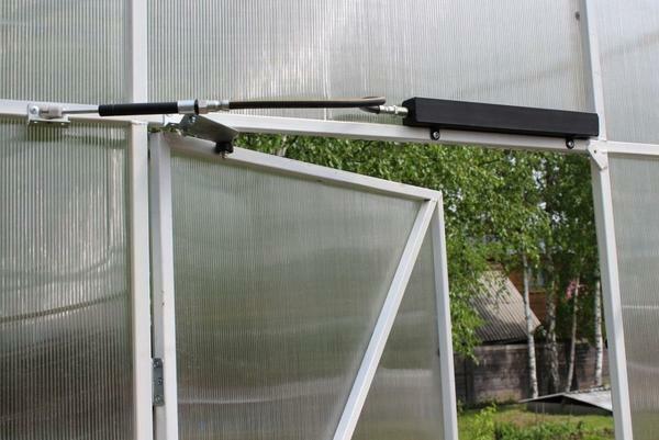 Ventilátor větrat skleník mohou být umístěny ve stěně nebo ve střeše