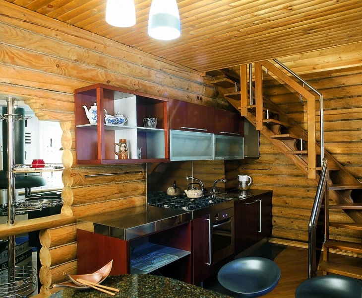 Desain dapur di sebuah rumah kayu: Interior dapur pedesaan dan pinggiran kota dengan perapian
