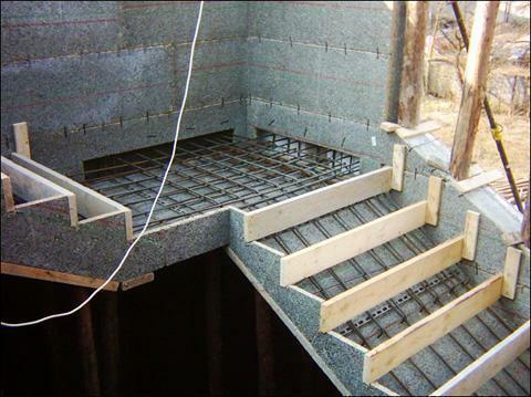 Coffrages pour escaliers en béton sont habituellement faites de façon indépendante, à le commander à l