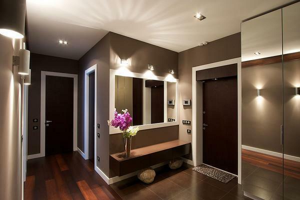 A fashionable design solution is the location in the hallway of a three-dimensional mirror with illumination