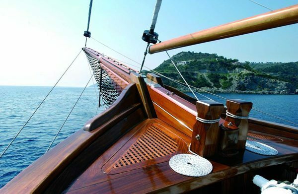 Yachting varnish for indoor and outdoor use: matte, and other compounds, the use of video and photo
