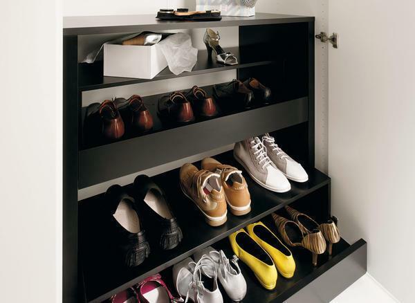 Półka na buty w garderobie: pokój głęboki układ z ich rąk, zdjęć i wymiarów, aby system
