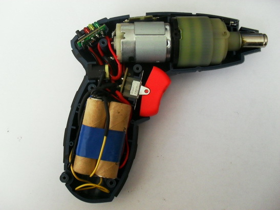 Battery capacity is limited by the number of cans that fit in the handle