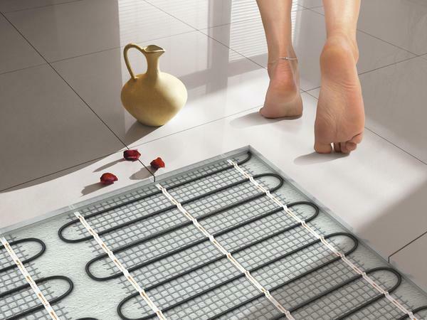 Voorafgaand aan de installatie moet de vloerverwarming de onderste regel en schoon puin