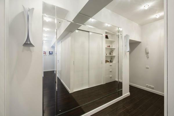 espejo de pared en el pasillo: una gran foto con la luz, de bajo costo enmarcado, oval con un estante