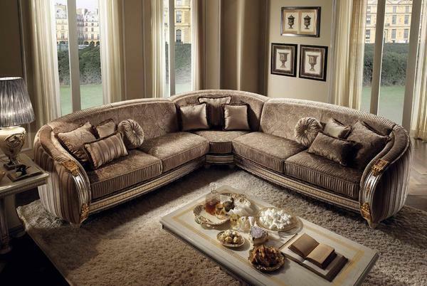 Sempurna di interior kamar tamu dalam gaya klasik akan terlihat bentuk sudut sofa klasik