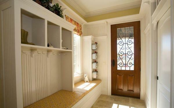 Select wardrobe for the hallway, taking into account the size and features of the room