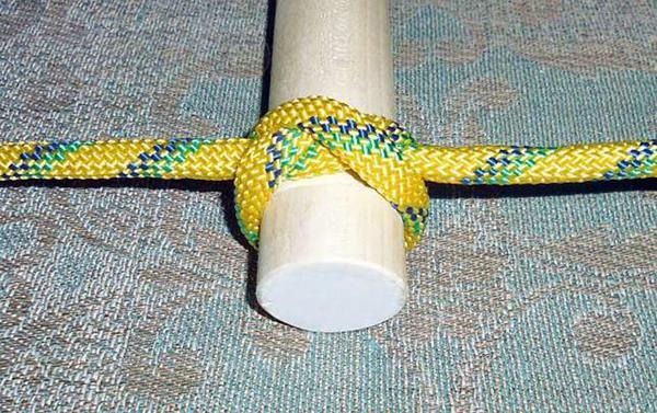 Do drabinki linowe był wytrzymały i silny, trzeba nauczyć się robić na drutach połączeń kablowych, które są stałe w poprzeczkę