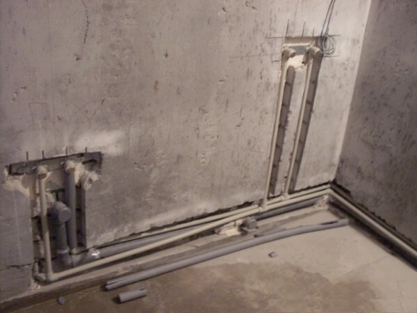Location of pipes in the walls saves space and hide them in the process of finishing