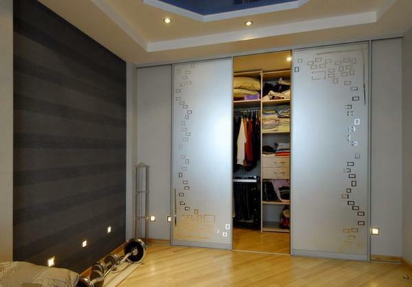 Install sliding doors in the dressing room is easy, the main thing is to get acquainted with the technique of work and purchase all the necessary materials