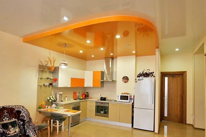 Orange mennyezet a tágas konyha-studio